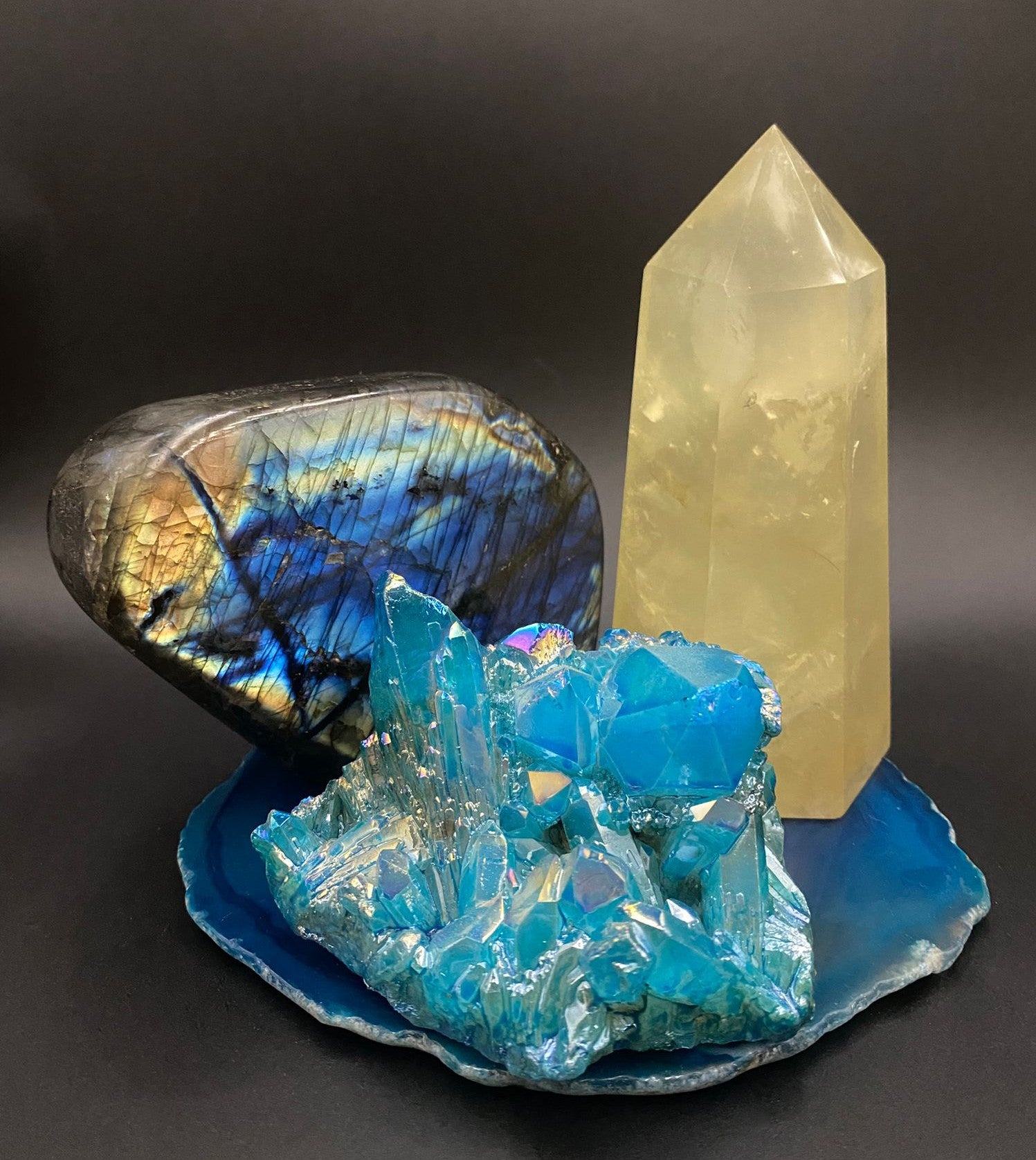 Set de cristale format din labradorit, citrin si cuart aura albastru pe felie de agat albastru cu fundal negru