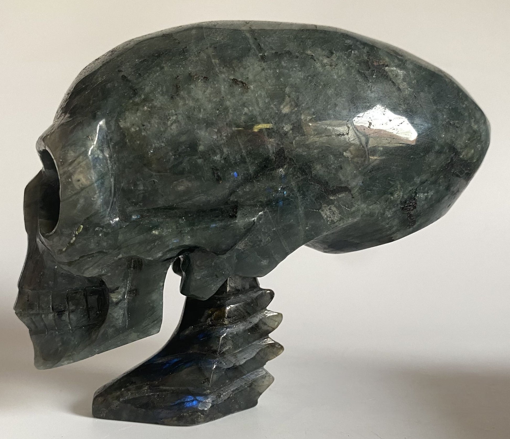 Craniu sculptat din piatra semipretioasa de labradorit pe fundal alb