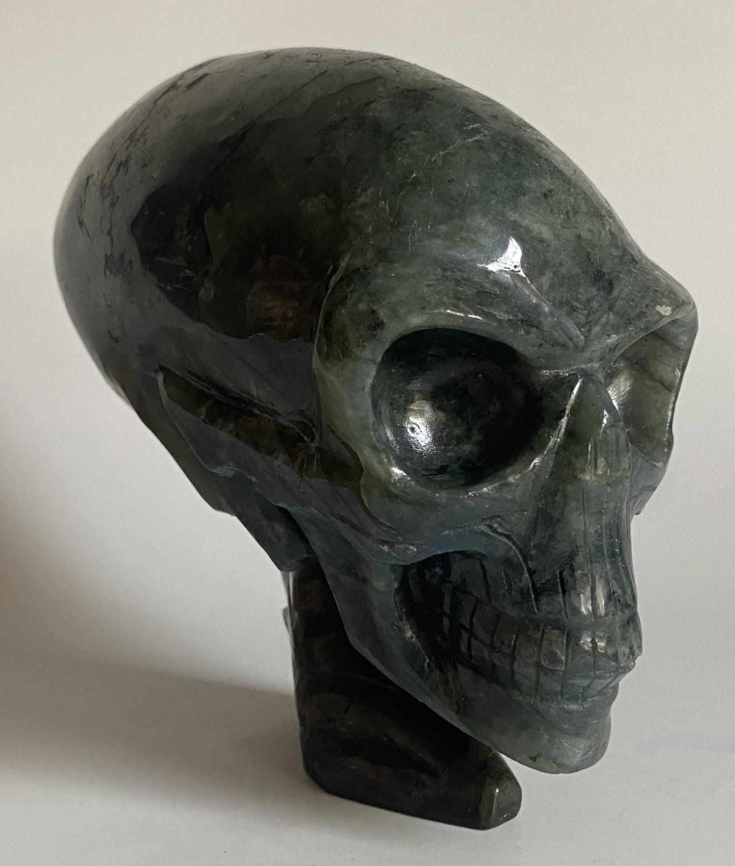 Craniu de 14 cm din piatra semipretioasa de labradorit pe fundal alb