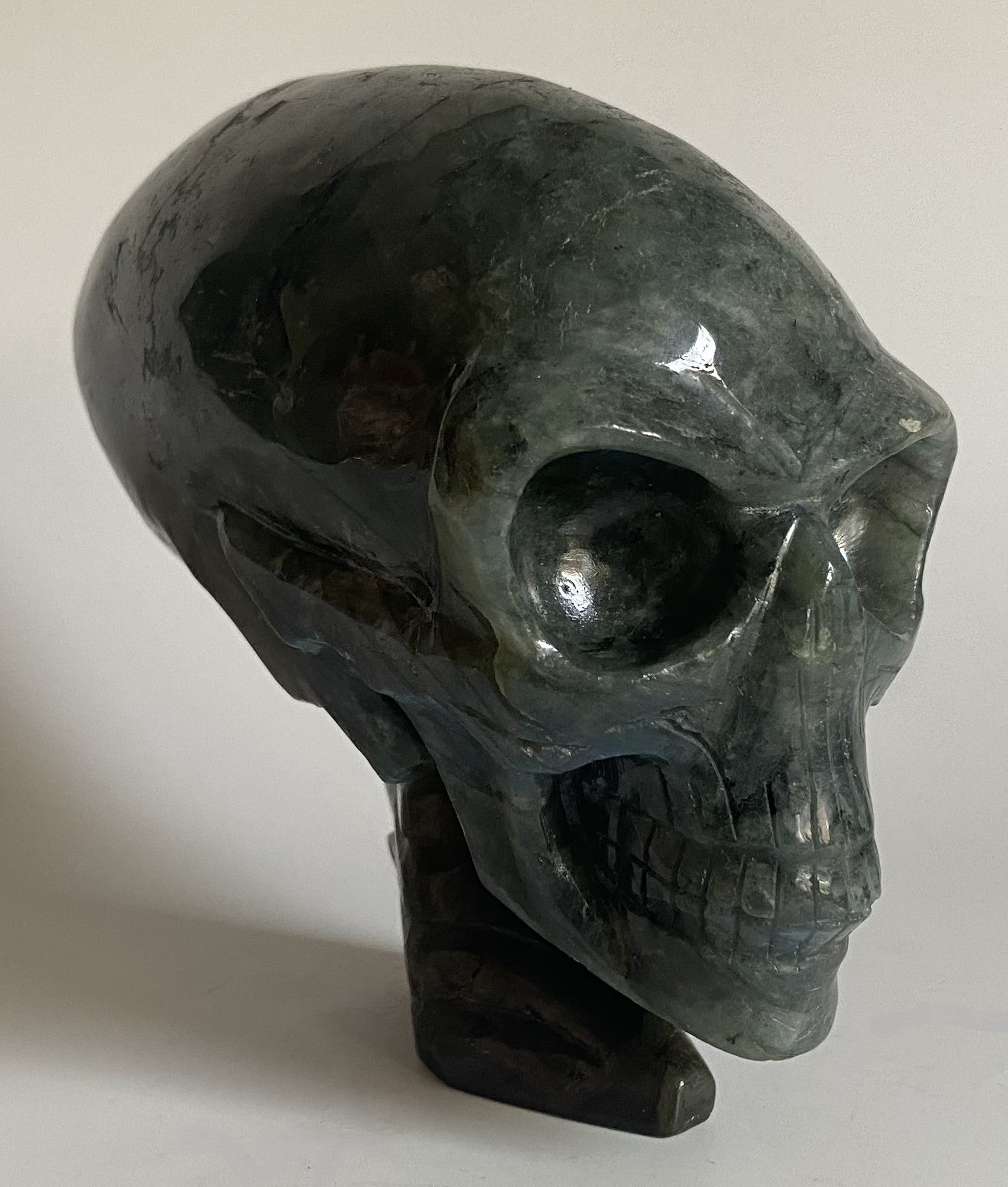 Craniu de 14 cm din piatra semipretioasa de labradorit pe fundal alb