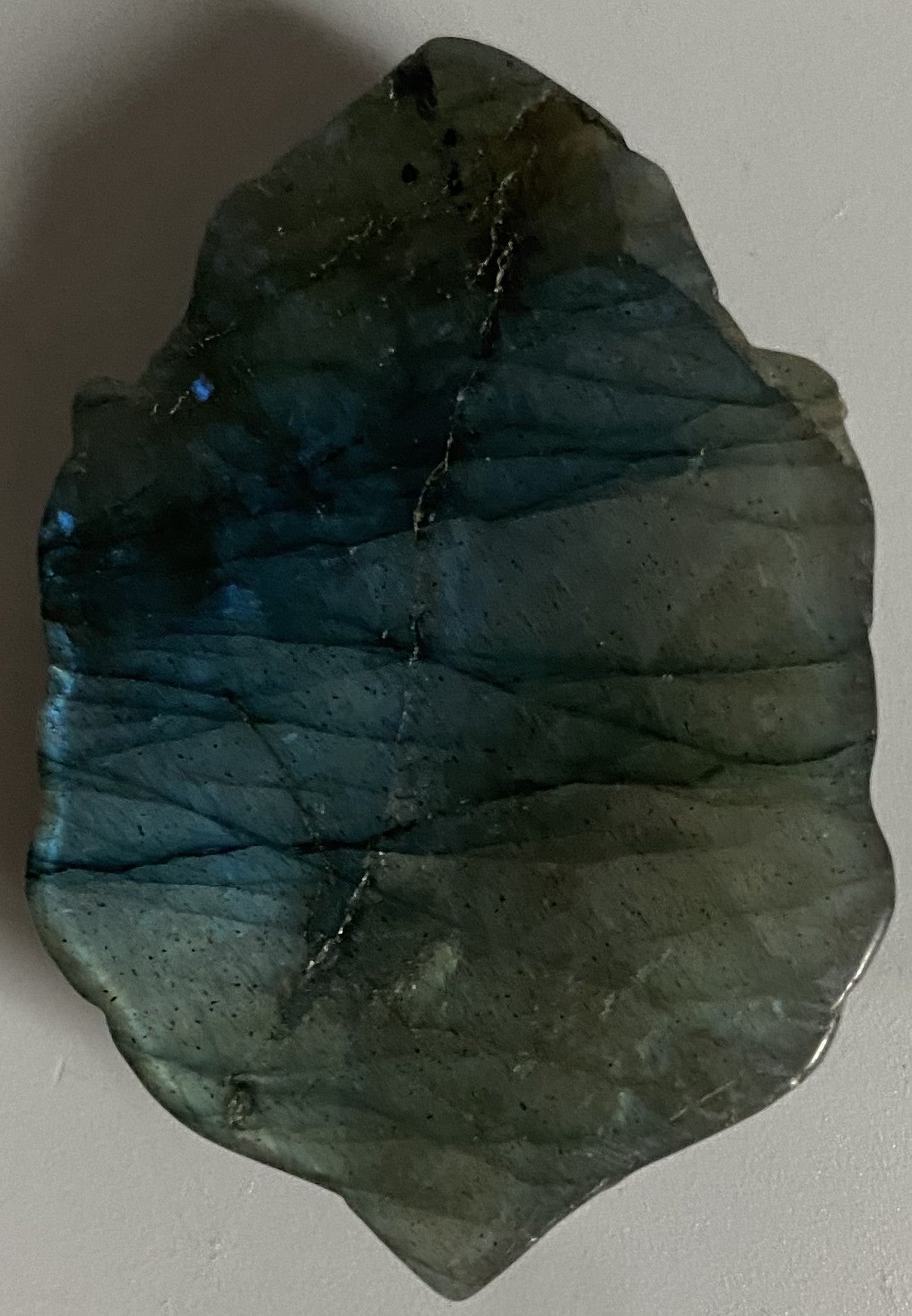 Masca venetiana din cristal de labradorit pe fundal alb