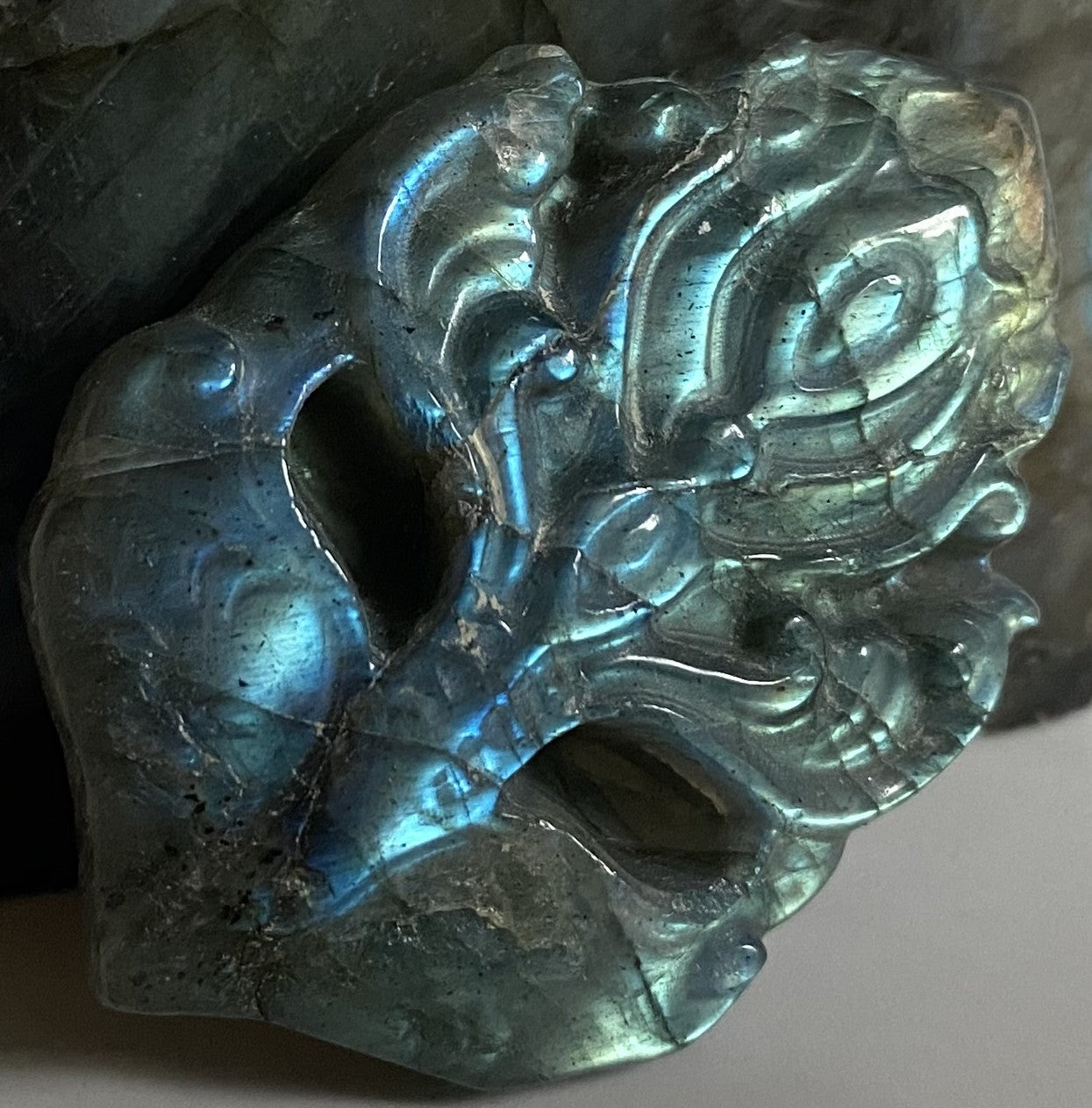 Masca venetiana de 4.6cm din cristal de labradorit pe fundal alb