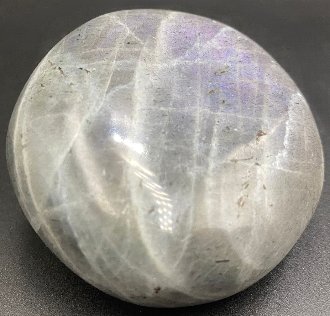 Palm Stone din piatra semipretioasa de labradorit mov pe fundal negru