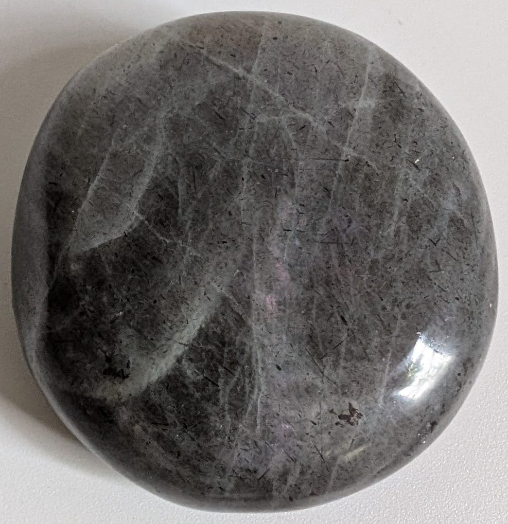 Palm Stone din piatra semipretioasa de labradorit mov pe fundal alb