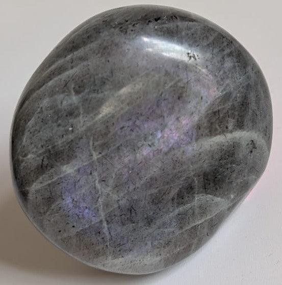 Palm Stone de 5.7cm din piatra semipretioasa de labradorit mov pe fundal alb