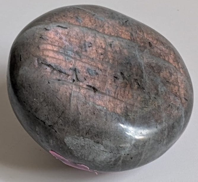 Palm Stone de 5.7cm din cristal de labradorit mov pe fundal alb