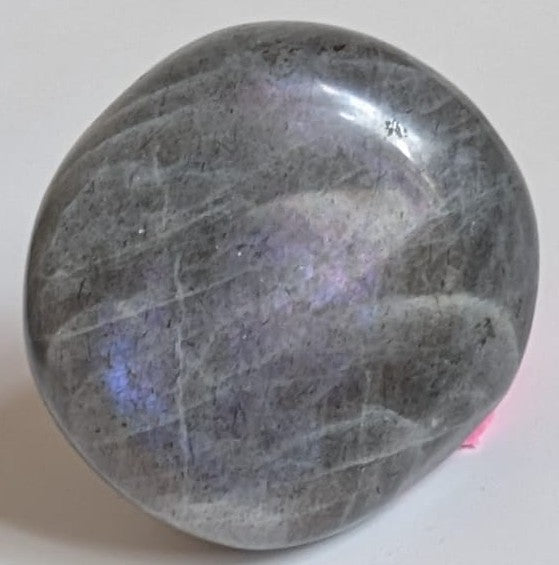 Palm Stone energetic de 5.7cm din piatra semipretioasa de labradorit mov pe fundal alb