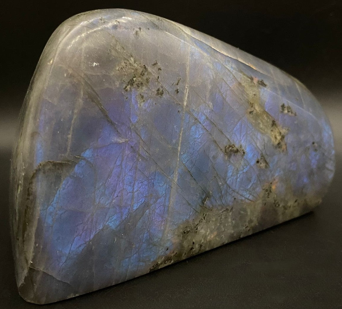 Sculptura din piatra semipretioasa de labradorit mov pe fundal negru