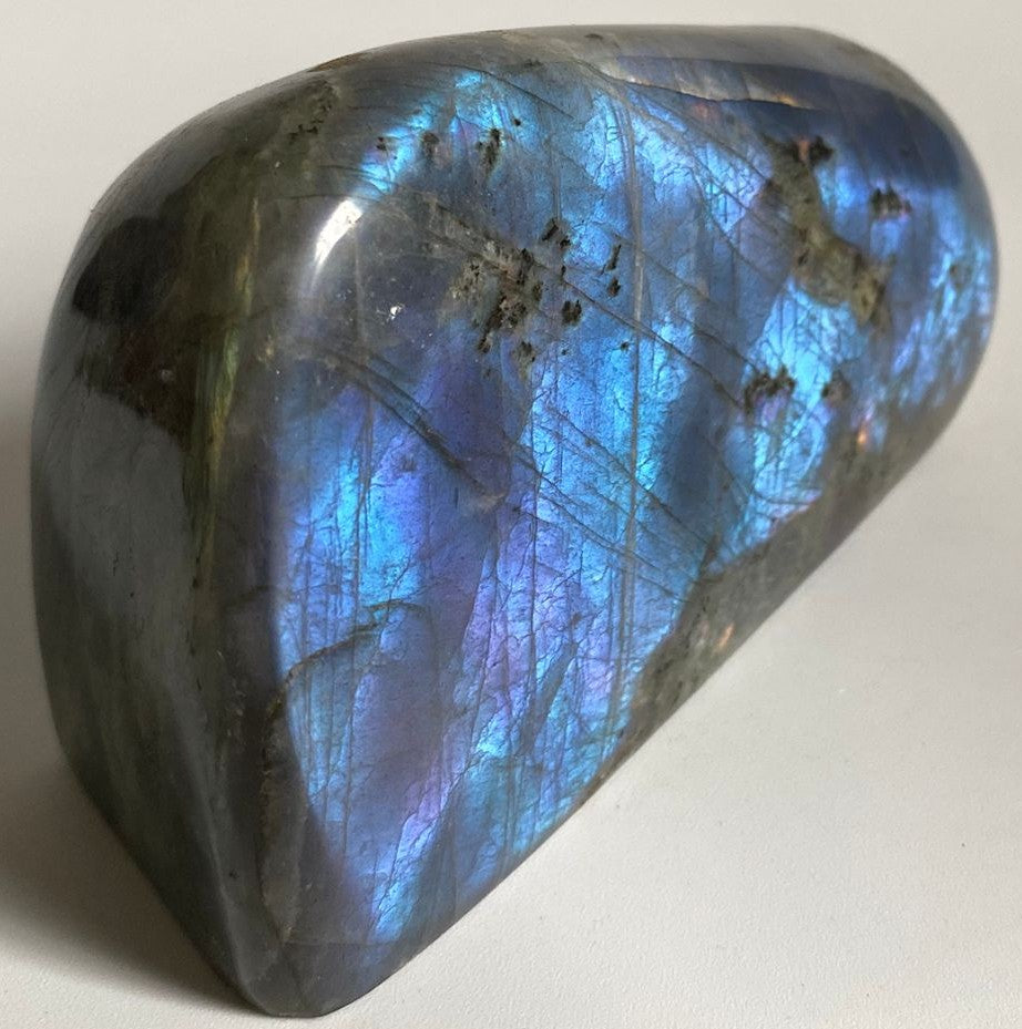 Sculptura din piatra semipretioasa de labradorit mov pe fundal alb