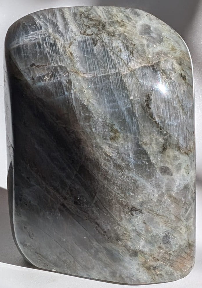 Sculptura din cristal de labradorit mov pe fundal alb