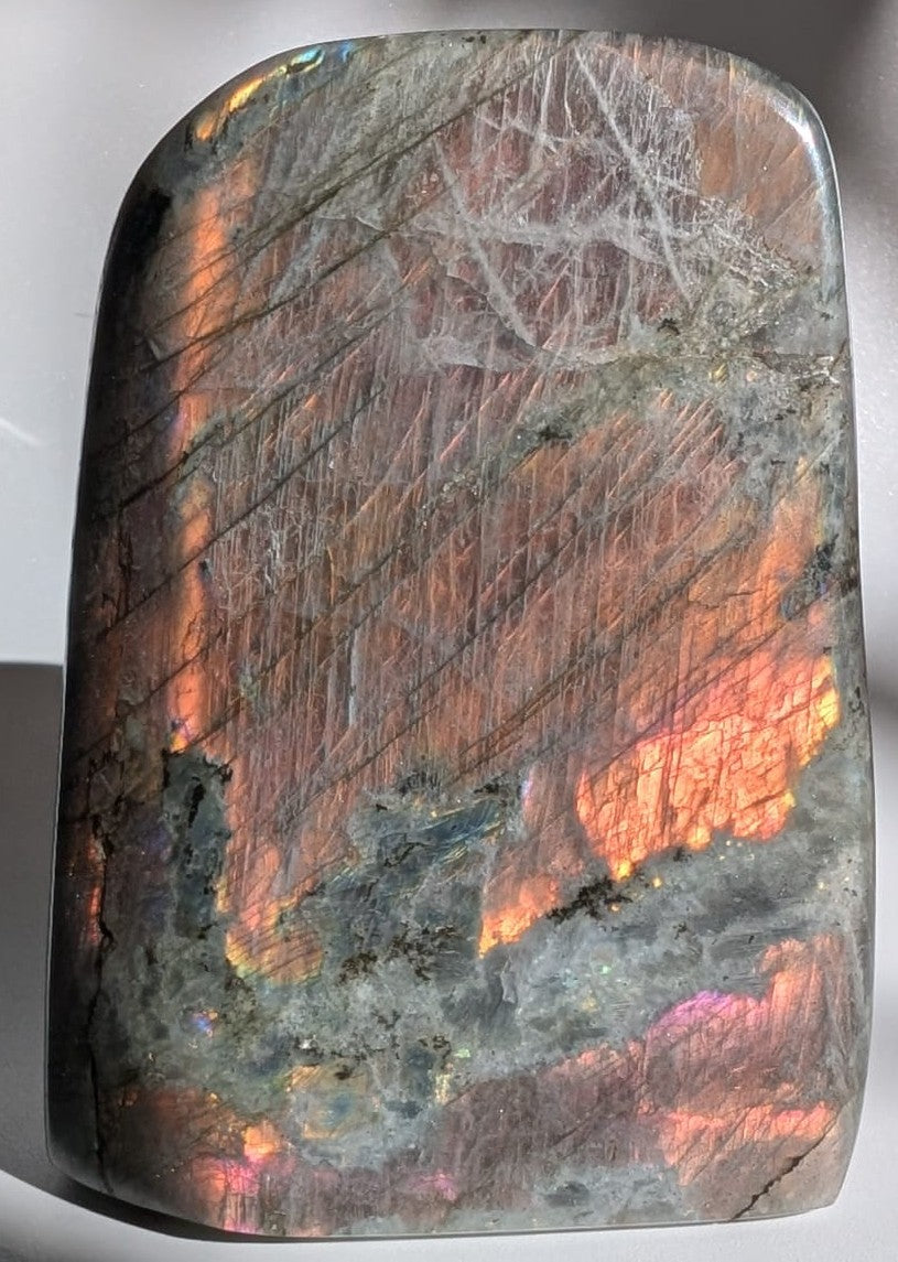 Sculptura de 10cm din piatra semipretioasa de labradorit mov pe fundal alb