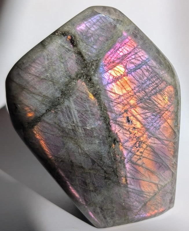Sculptura de 9cm din piatra semipretioasa de labradorit mov pe fundal alb