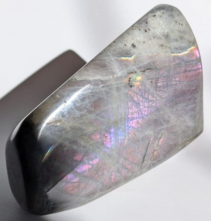 Sculptura de 10.1cm din cristal de labradorit mov pe fundal alb