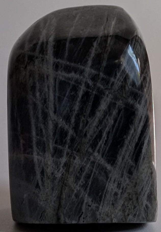 Sculptura din cristal de labradorit mov pe fundal alb