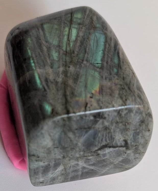Sculptura pentru chakra Al Treilea Ochi de 7.3cm din piatra semipretioasa de labradorit mov pe fundal alb