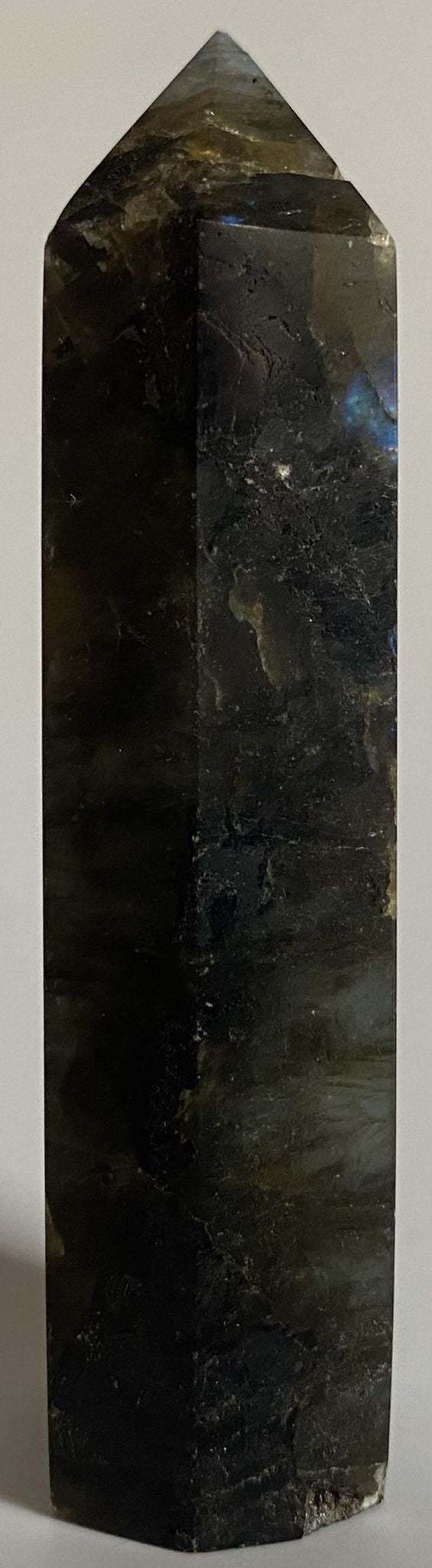 Labradorit obelisc 8.7cm semi-precious stone with blue-yellow iridescence and gray base color decor