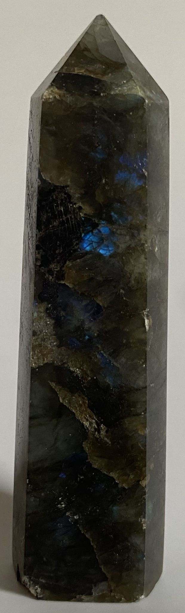 Labradorit obelisc gri cu irizatii albastre-galbene la lumina pe piatra semipretioasa decorativa 8.7cm