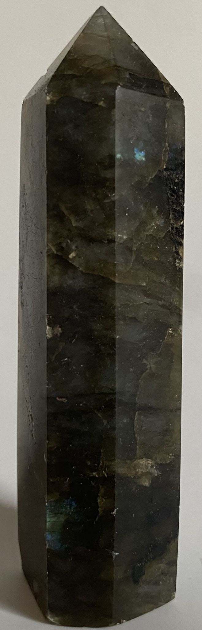 Labradorit obelisc 8.7cm semipretioasa cu irizatii albastre-galbene pe suprafata gri