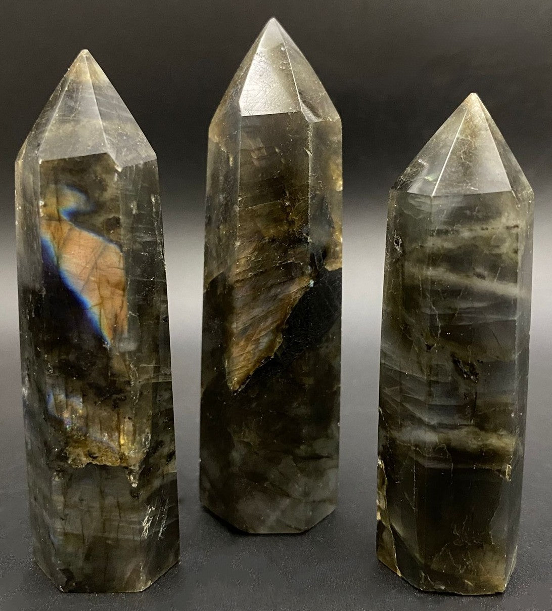 Set obeliscuri din piatra semipretioasa de labradorit pe fundal negru