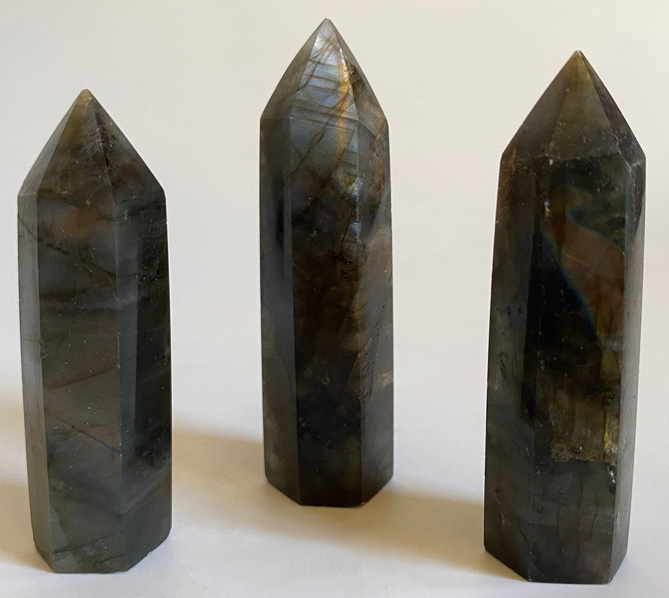 Set obeliscuri din piatra semipretioasa de labradorit pe fundal alb