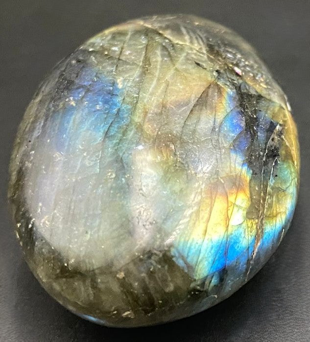 Palm Stone din piatra semipretioasa de labradorit pe fundal negru