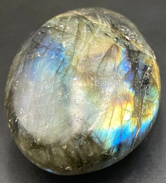 Palm Stone din piatra semipretioasa de labradorit pe fundal negru