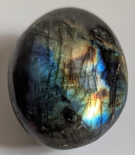 Palm Stone din piatra semipretioasa de labradorit pe fundal alb