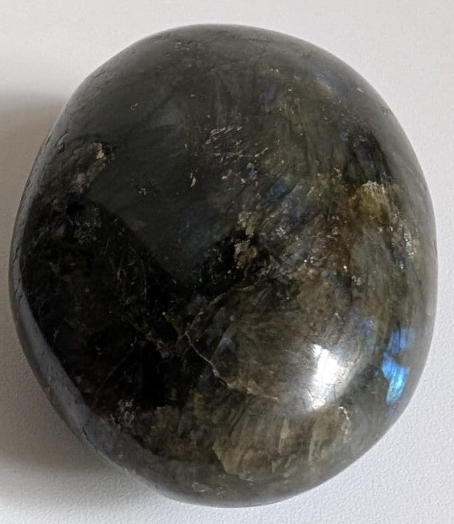 Palm Stone din cristal de labradorit pe fundal alb