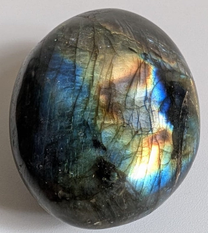 Palm Stone de 5.8cm din piatra semipretioasa de labradorit pe fundal alb