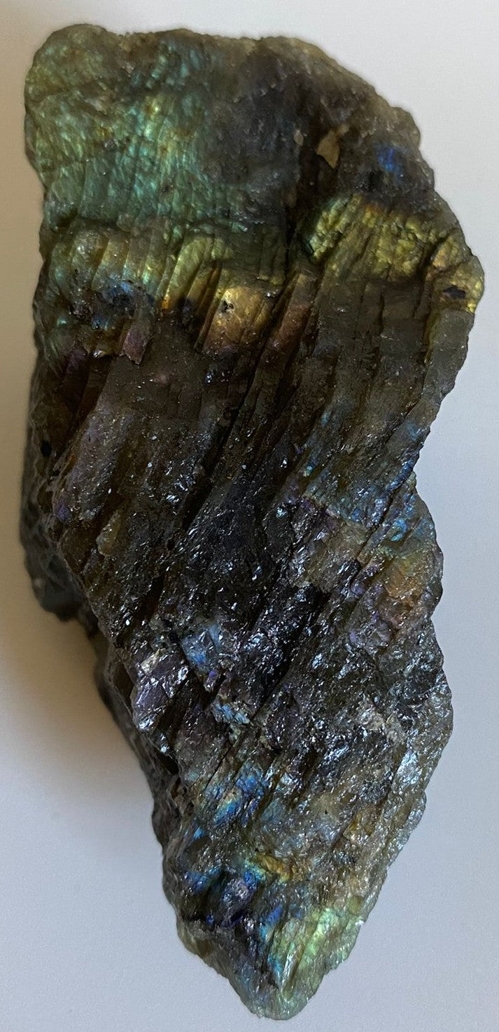 Piatra bruta decorativa de 8.8cm din piatra semipretioasa de labradorit pe fundal alb