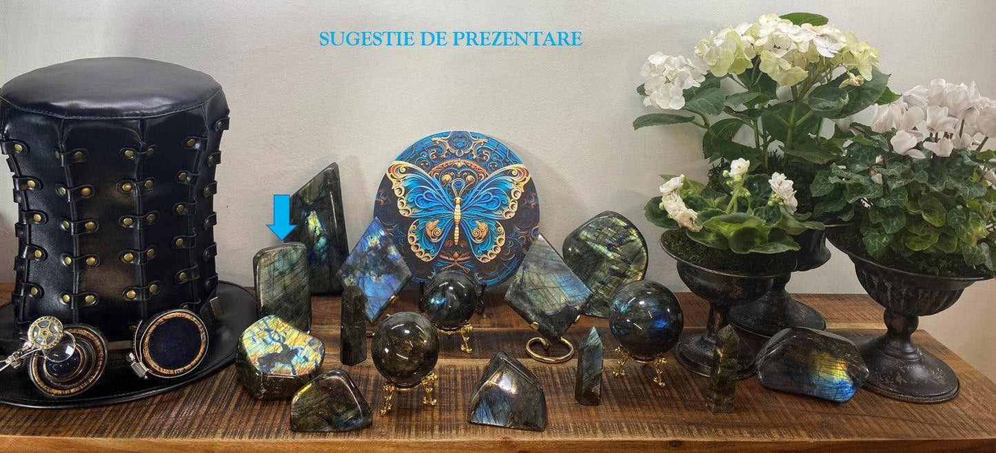 Labradorit sculptura piatra semipretioasa cu irizatii albastre-galbene si gri pe raft decorativ cu flori si accesorii vintage