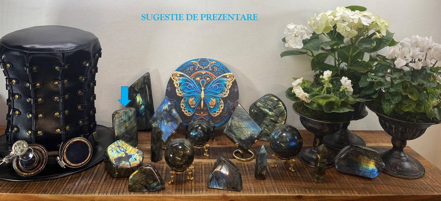 Labradorit sculptura piatra semipretioasa cu irizatii albastre-galbene si gri pe raft decorativ cu flori si accesorii vintage