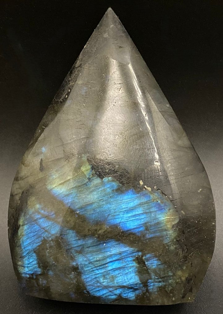 Sculptura din piatra semipretioasa de labradorit pe fundal negru