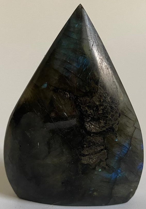 Sculptura din cristal de labradorit pe fundal alb