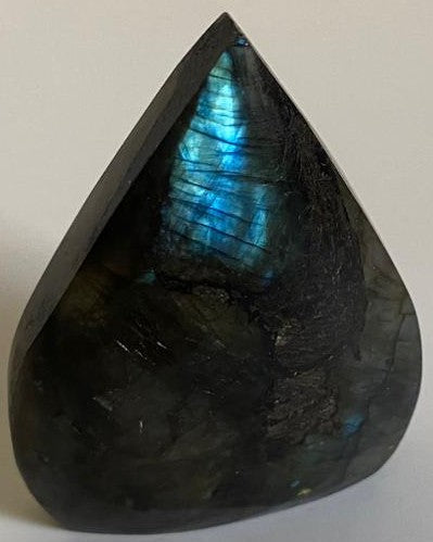 Sculptura de 7.2cm din cristal de labradorit pe fundal alb