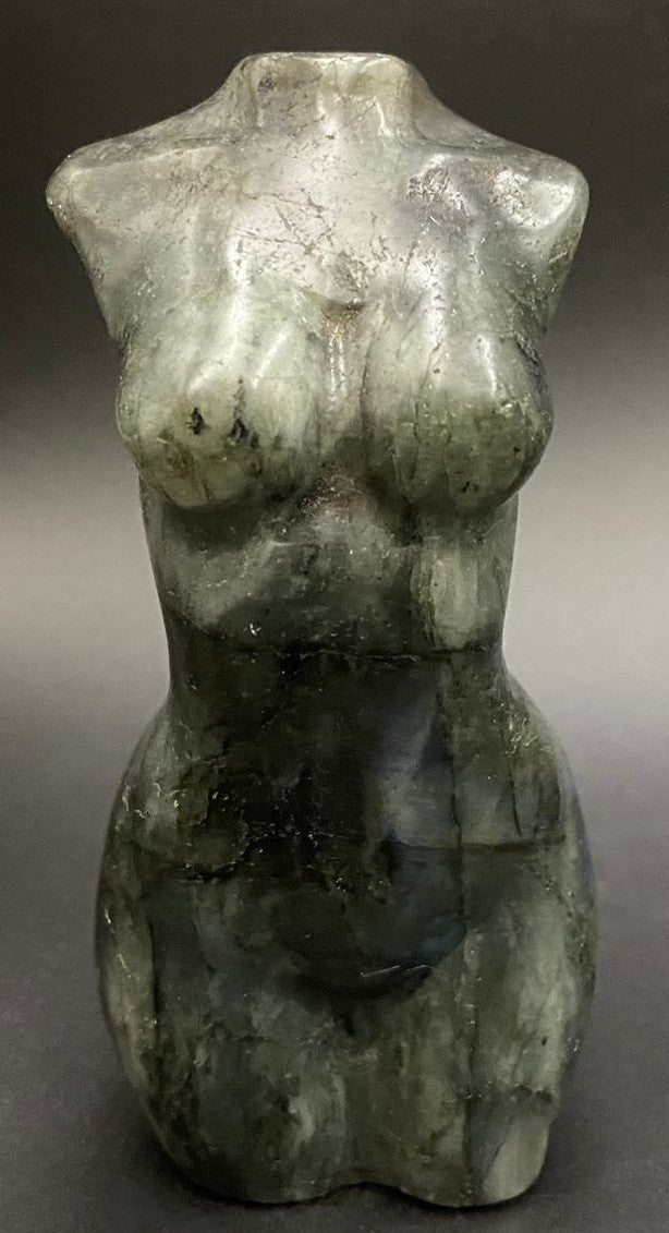 Sculptura nud din piatra semipretioasa de labradorit pe fundal negru