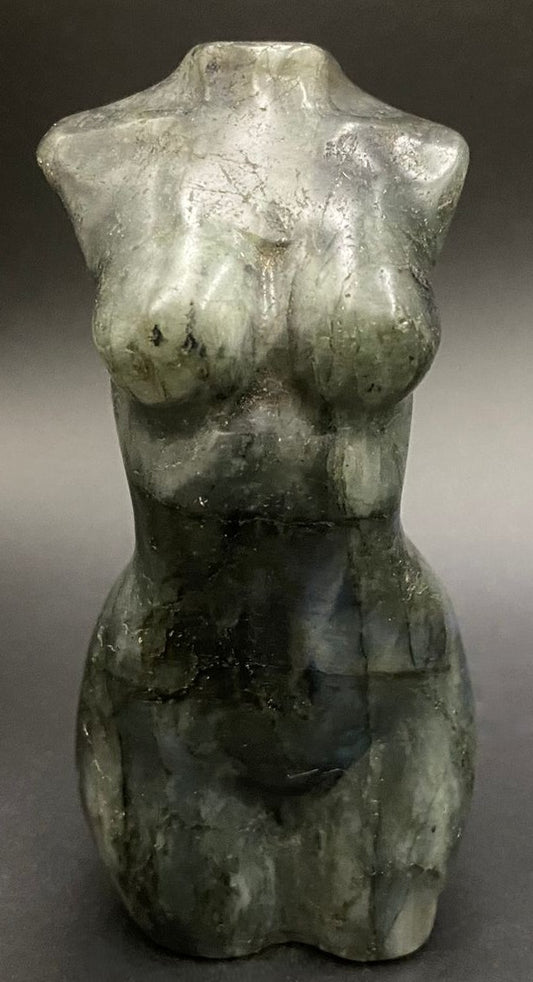 Sculptura nud din piatra semipretioasa de labradorit pe fundal negru
