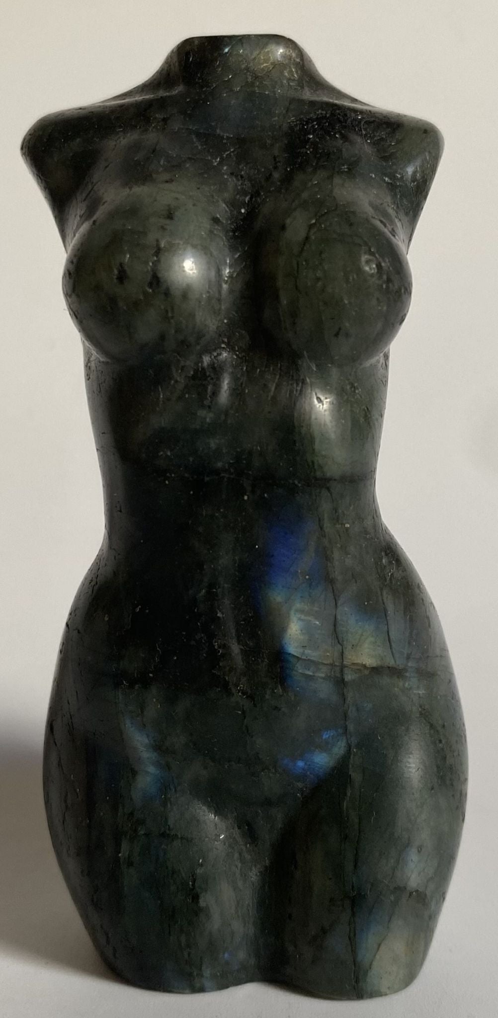 Sculptura nud din piatra semipretioasa de labradorit pe fundal alb