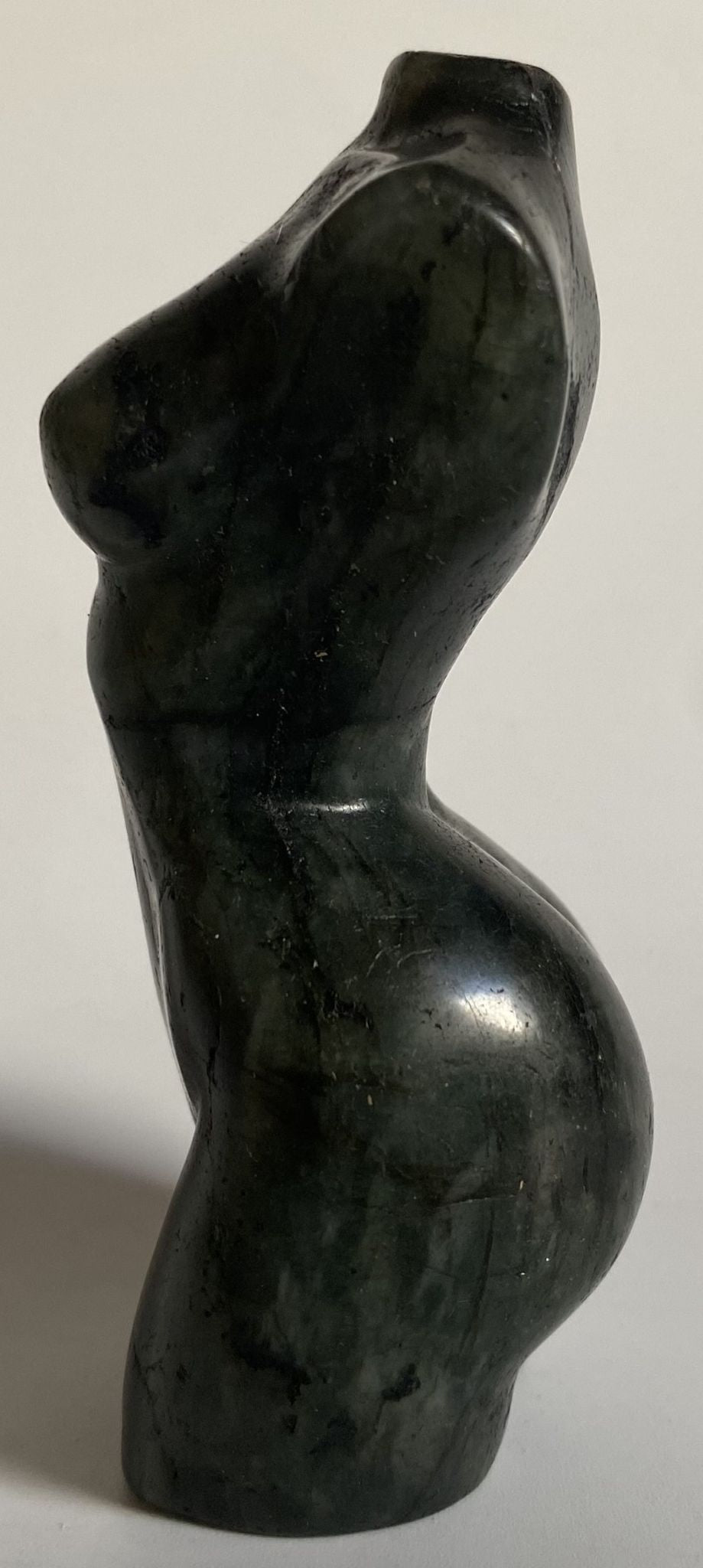 Sculptura nud din cristal de labradorit pe fundal alb