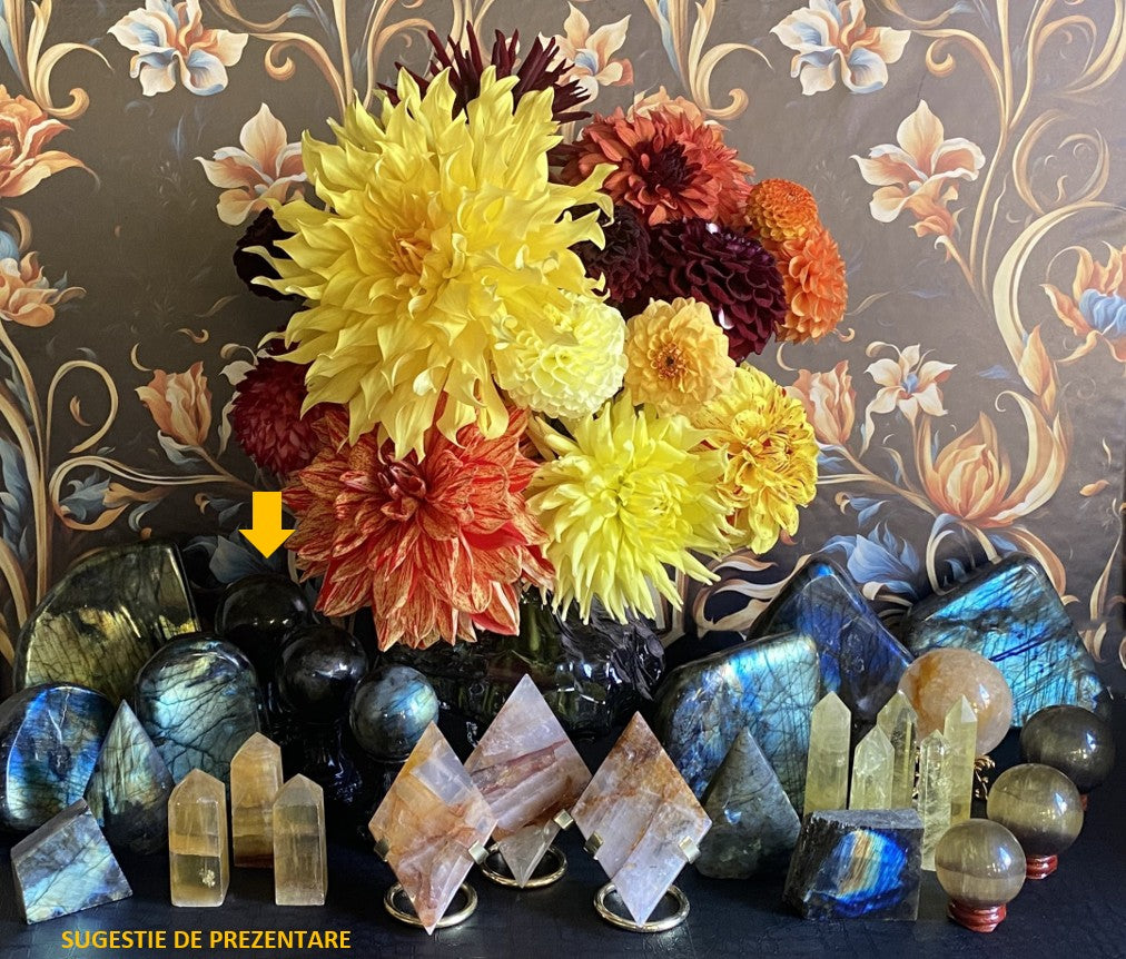 Decor cu sfera din piatra semipretioasa de labradorit pe suport decorativ cu vaza cu dalii