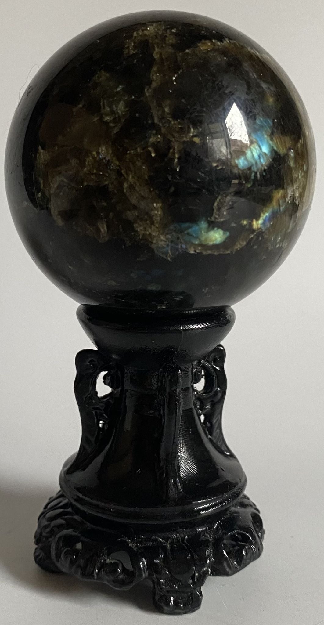 Sfera din piatra semipretioasa de labradorit pe suport decorativ cu fundal alb