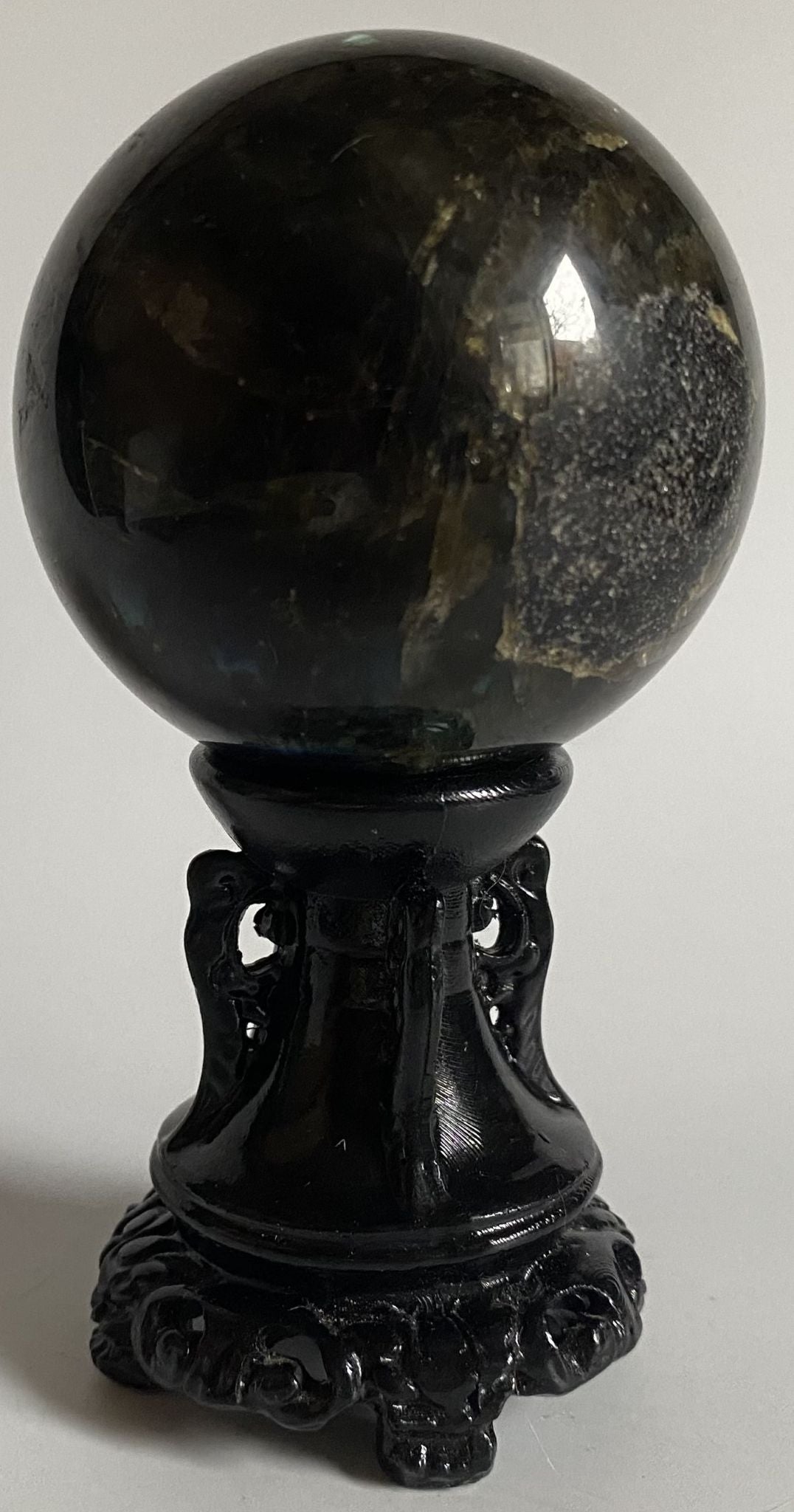 Sfera de 6.1cm din piatra semipretioasa de labradorit pe suport decorativ cu fundal alb