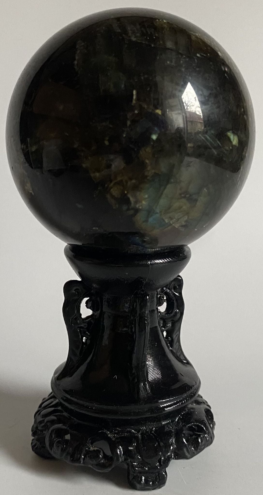 Sfera de 6.1cm din cristal de labradorit pe suport decorativ cu fundal alb