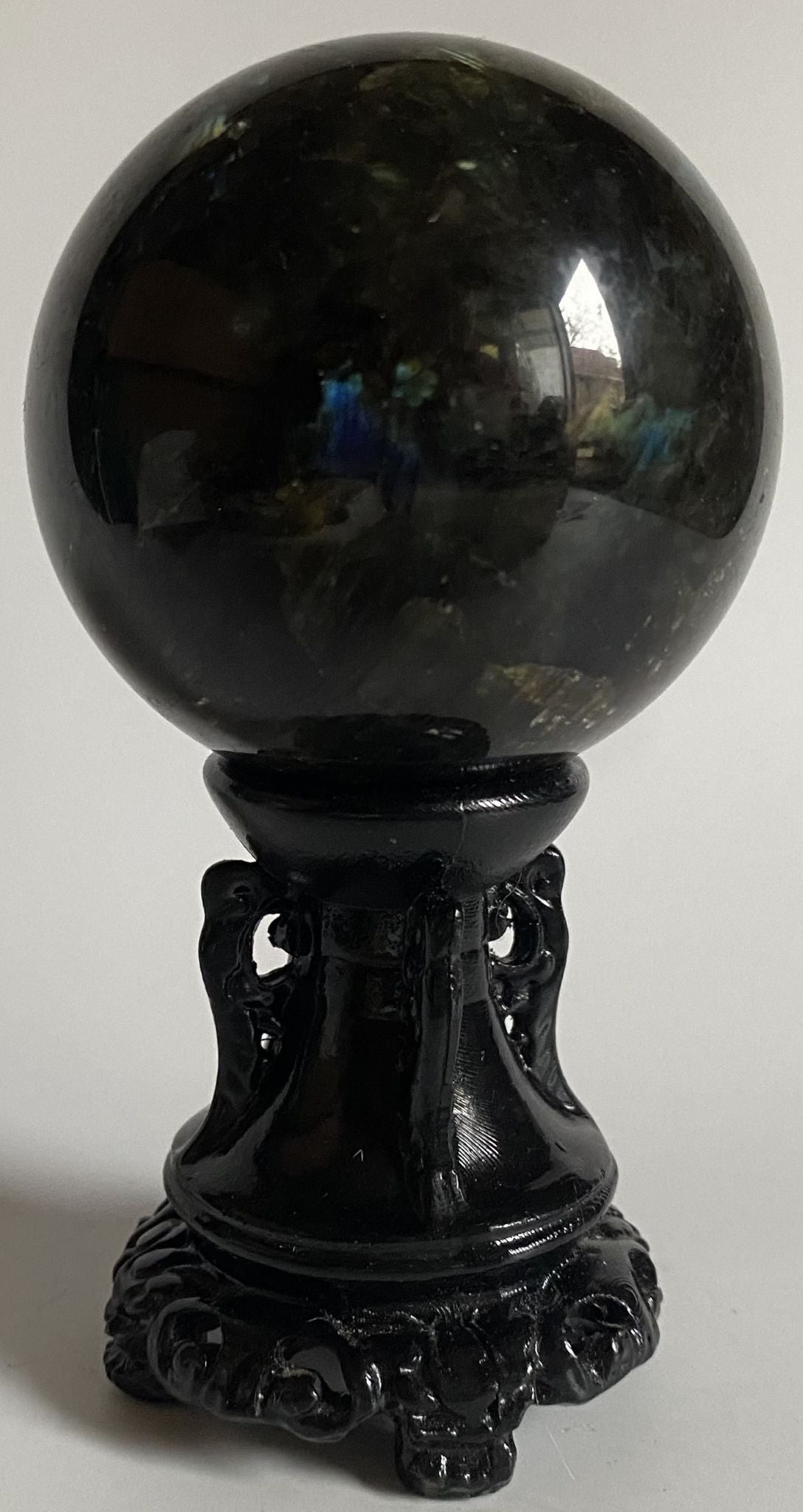 Sfera decorativa de 6.1cm din piatra semipretioasa de labradorit pe suport decorativ cu fundal alb
