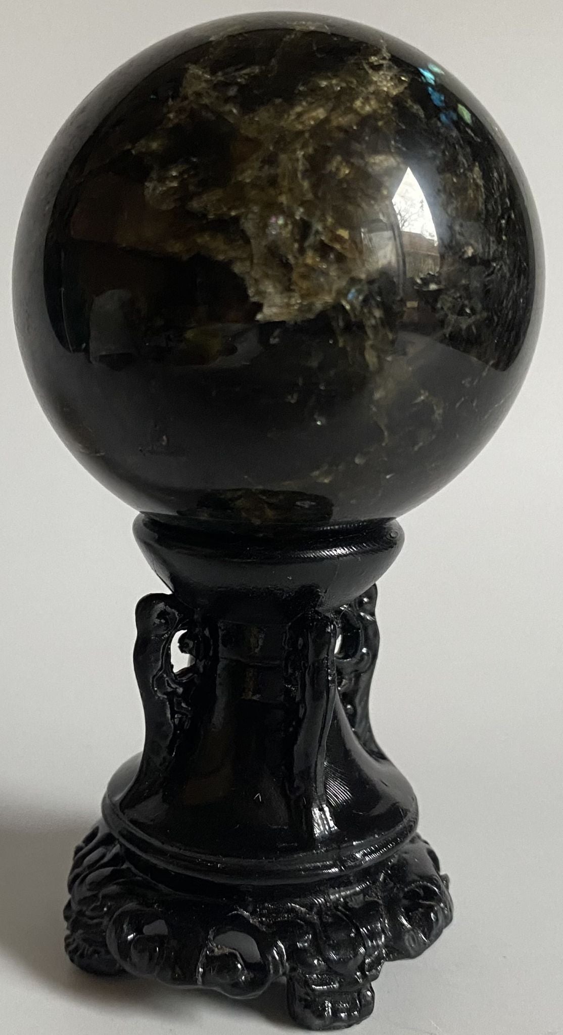 Sfera decorativa de 6.1cm din cristal de labradorit pe suport decorativ cu fundal alb