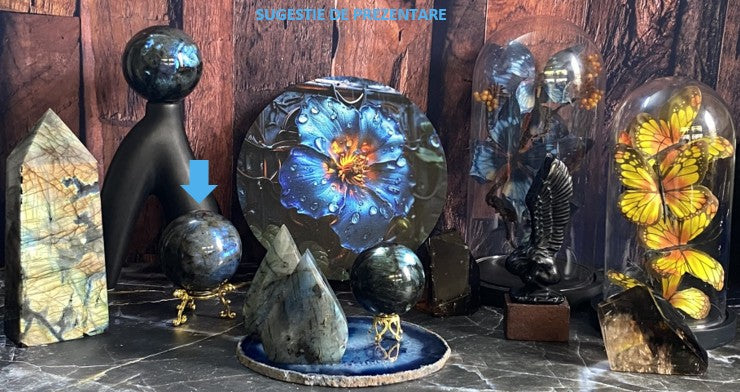 Decor cu sfera din piatra semipretioasa de labradorit pe suport auriu cu terarii cu fluturi