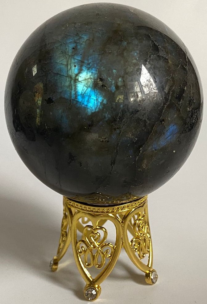Sfera din cristal de labradorit pe suport auriu cu fundal alb