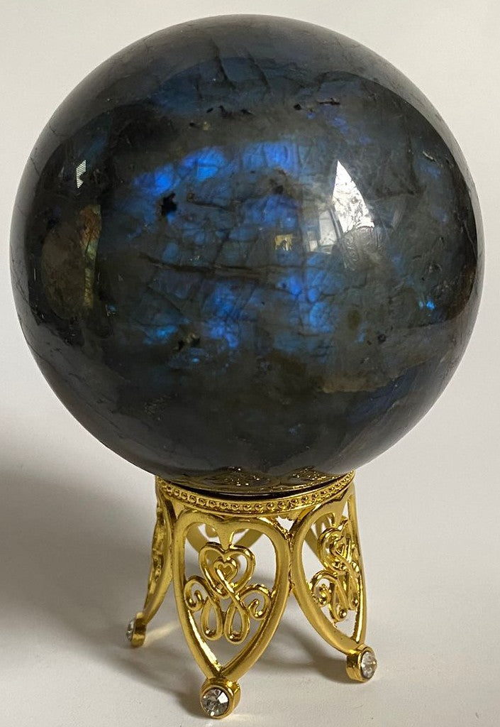 Sfera de 6.7cm din piatra semipretioasa de labradorit pe suport auriu cu fundal alb