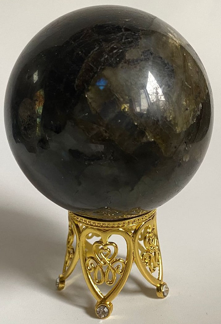 Sfera decorativa de 6.7cm din piatra semipretioasa de labradorit pe suport auriu cu fundal alb