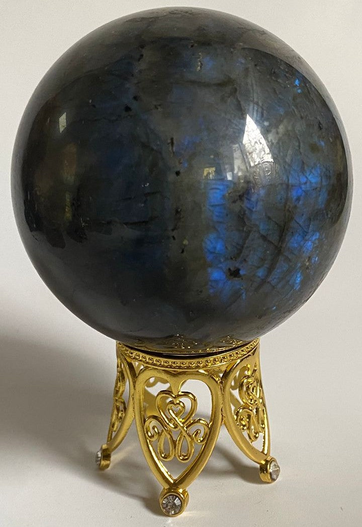 Sfera decorativa de 6.7cm din cristal de labradorit pe suport auriu cu fundal alb
